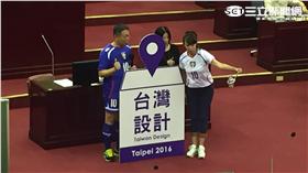 ▲市議員許淑華找柯文哲自拍推廣設計之度（圖／記者盧冠妃攝）