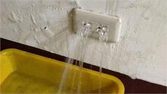 天然電解水？雨下到插座竟成「噴泉」