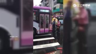 阿伯沒搭上公車　竟肉身擋路釀大塞車