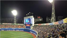 ▲橫濱球場LED計分板（圖／翻攝自推特）