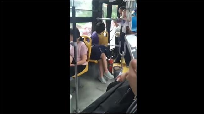 不滿未讓座　老翁公車上大戰女學生