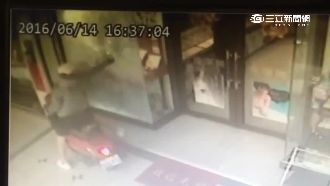 大白天囂張搶銀樓　糗賊慘撞牆摔車