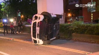 駕駛疑癲癇發作　保時捷自撞翻90度