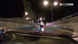 被叭「到退嚕」撞後車　騎士恐涉毀損