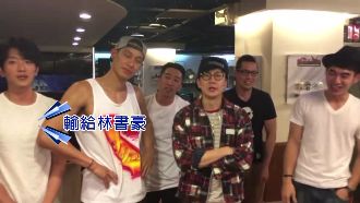 林書豪變魔鬼教練　JJ乖乖伏地挺身