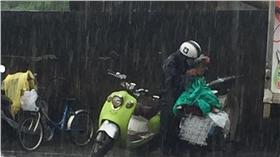 大雨、高雄大雨爺孫／Corr Hsiao臉書