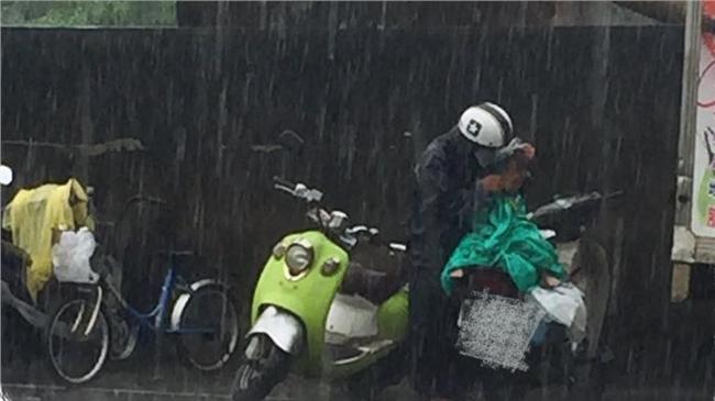 影／雨中爺孫：不要再買蚵仔煎付千元