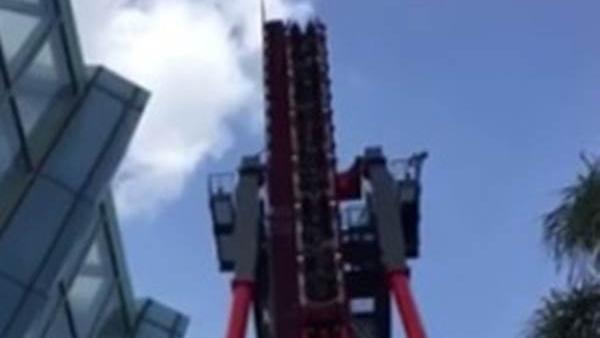 樂園雲霄飛車卡住　多名遊客懸掛半空