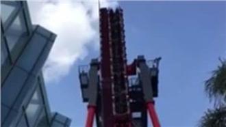 樂園雲霄飛車卡住　多名遊客懸掛半空