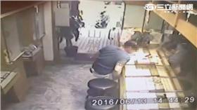 朱男持偽鈔購買金飾後逃逸（翻攝畫面）