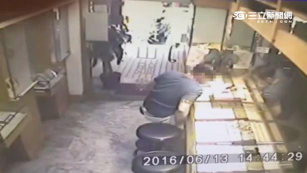 詐欺男買金項鍊　52張僅2張真鈔