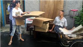 奠儀道出兩好人故事　愛心回收物湧入

嘉義縣腦性麻痺患者許書誠（右）送奠儀給恩人李唯禎遭婉拒，這感人故事14日經媒體報導後，今天陸續有民眾載著回收物給許書誠，也有人欲捐款，但許書誠認為自己可以自力更生_中央社