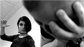 家暴,暴力（圖／攝影者Thomas Sørensen, Flickr CC License）
https://www.flickr.com/photos/lodderup/5616903499/in/photolist-9ym6HM-nvfY8u-cj71RE-9HtbwZ-aoEb5W-9Chwfn-dKuLe8-9XY8CP-bWvw5s-9ChvFR-pjkxyF-fBQe9N-7Ydb52-5dgNLj-gXSkvu-4ob8kn-9tNxan-dDnrUx-dDsnkq-bWvah6-8QXDBY-fBzVui-8xbYww-J15Wz9-hQ9UEn-inZmRr-oihUsK-7ZdFD-fjZ9s9-bZdAxL-3et17V-9P2nDz-5LjPsA-a6vTAy-pXTA9g-5tFwKC-8LVuoM-34ahJh-juHLct-jthJDW-PVY5B-sio24C-hSkQbD-8eiQYK-J1pcSM-pMdt2c-jgbn7-xP2Z4-qrYekG-uFmsFg