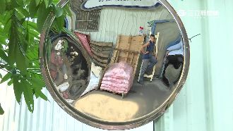 反光鏡凹陷5公分　對向來車消失無蹤