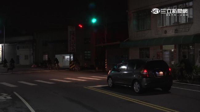 紅綠燈沒24小時？十字路彎道成死角