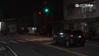 紅綠燈沒24小時？十字路彎道成死角