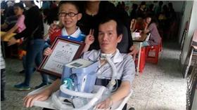 許旭東（3年級時）與父親／漸凍人協會
http://mndaals621.pixnet.net/album/photo/167691093