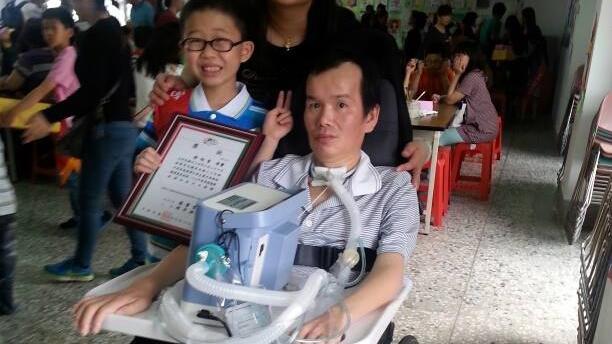 為愛無怨尤！12歲童常伴漸凍父身側