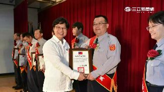 通緝犯違停拔腿逃！百公斤警照追到手