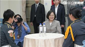 小英視察主桌變景點　紀念品是這個