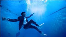 翻攝自林俊傑臉書 和自己對話