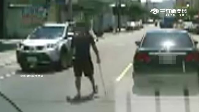 逆向超車相撞　駕駛竟還持棍下車叫囂