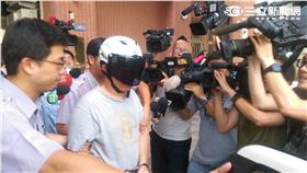 林嫌砸毀林瑞圖服務處招牌後遭警逮捕（楊忠翰攝）