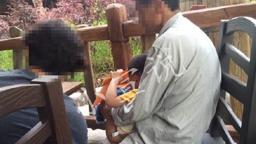 上海迪士尼開幕首日　小孩在餐廳尿尿