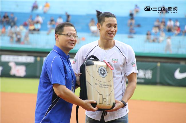 林書豪與中華職棒會長吳志揚合照（圖／記者王怡翔攝)