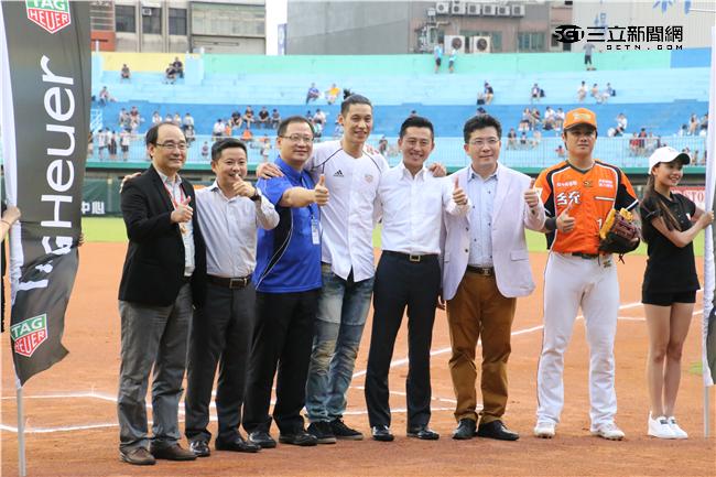 林書豪到新竹球場開球（圖／記者王怡翔攝)