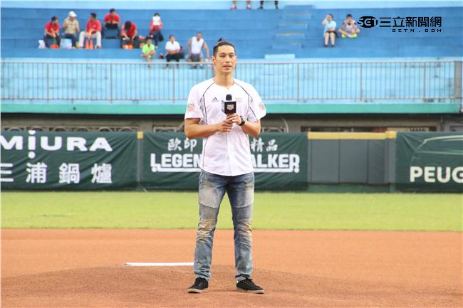 林書豪到新竹球場開球（圖／記者王怡翔攝)