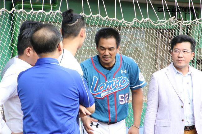 林書豪到新竹球場開球，與陳金鋒握手致意（圖／記者王怡翔攝)