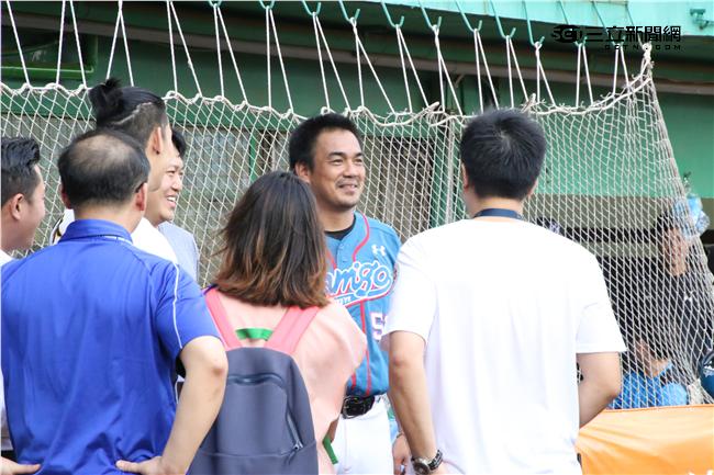林書豪到新竹球場開球，與陳金鋒握手致意（圖／記者王怡翔攝)