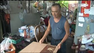 淋雨領食餘爺孫曝光　窮到戶頭剩6百