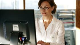 上班,上班族,腰痠背痛,痠痛,肩痛,背痛,疲勞,疲累▲（情境示意圖／Shutterstock）