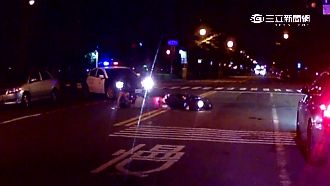 警路邊逮毒犯　意外擦撞機車釀2傷
