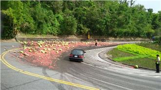 西瓜疑似想不開　北宜公路彎道一片紅