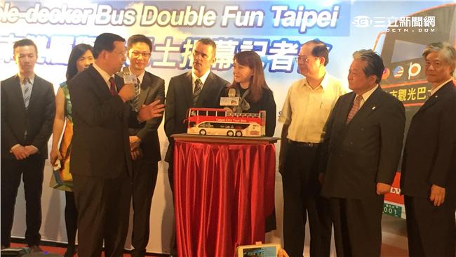 北市推雙層巴士　局長簽約喬票價