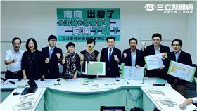 民進黨高雄立委齊聚為小港機場請命