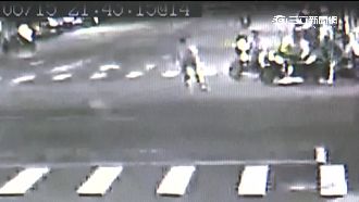 疑搶快闖紅燈　騎士遭撞「滑壘」飛出