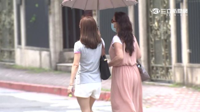 天氣有多熱？他曬「丁丁」也融成水狀