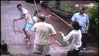 惡鄰亂潑水又暴怒　失控拿掃把打傷人