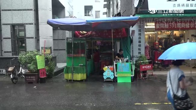 三坪攤位為家　母女神桌下當臥室睡覺