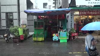 三坪攤位為家　母女神桌下當臥室睡覺