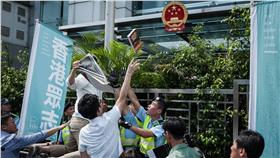 香港眾志抗議、銅鑼灣書店林榮基（圖／翻攝自香港眾志臉書）