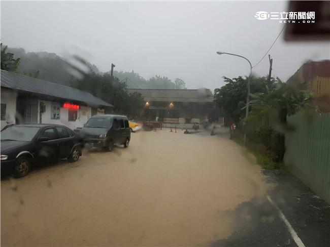 汐止芳園街100號，淹水深度達30公分（圖／民眾提供）
