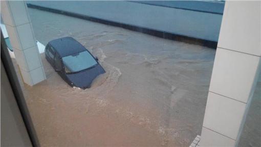 ▲汐止淹水，Toyota保養廠車都快滅頂了（圖／民眾提供）