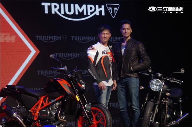 丁春誠(右)、溫昇豪曾代言KTM 690 DUKE R越野機車。(資料照)