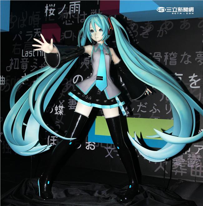 「看得見的聲音：初音未來」特展，日本空運來台原汁原味以玻璃纖維特製人形偶，1比1完美比例打造，讓粉絲體驗偶像的真實感。（記者邱榮吉/攝影）