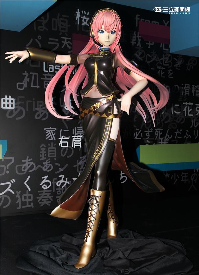 「看得見的聲音：初音未來」特展，日本空運來台原汁原味以玻璃纖維特製人形偶，1比1完美比例打造，讓粉絲體驗偶像的真實感。（記者邱榮吉/攝影）